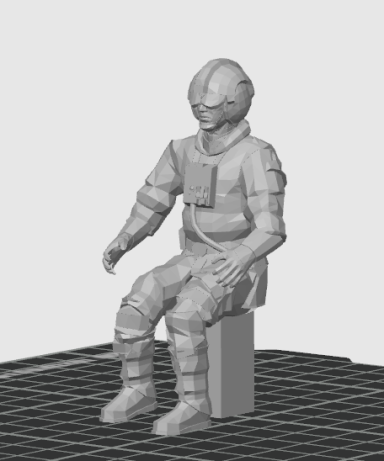 Sitzende humanoide Figur in grauer Farbe mit Panzerung und Helm.